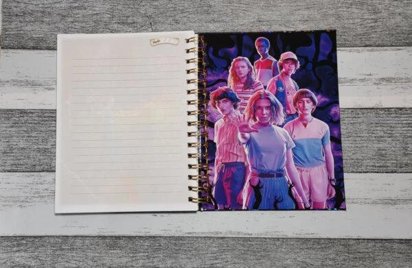 D_NQ_NP_2X_644437-MLC51992604238_102022-F Cuaderno Stranger Things Holográfico Con Esquelas Eleven