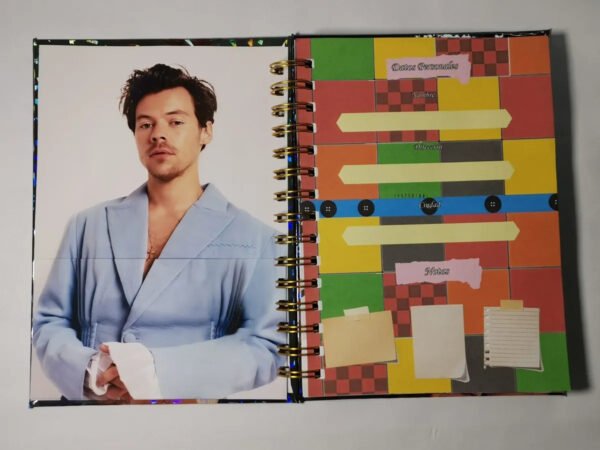 Harry Styles Agenda Holográfica Con Hojas Tipo Esquela