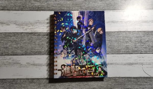 Cuaderno Shingeki No Kyojin Holográfico Con Esquelas Agenda