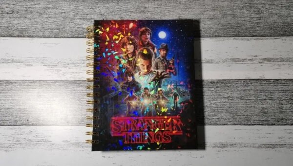 D_NQ_NP_2X_690612-MLC51992637127_102022-F Cuaderno Stranger Things Holográfico Con Esquelas Eleven