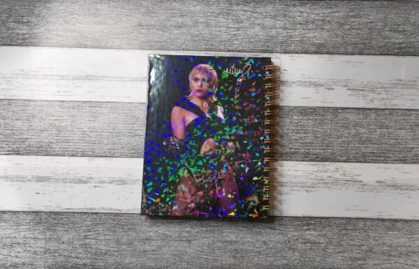 Cuaderno Miley Cyrus Holográfico Hojas Con Diseño Esquelas