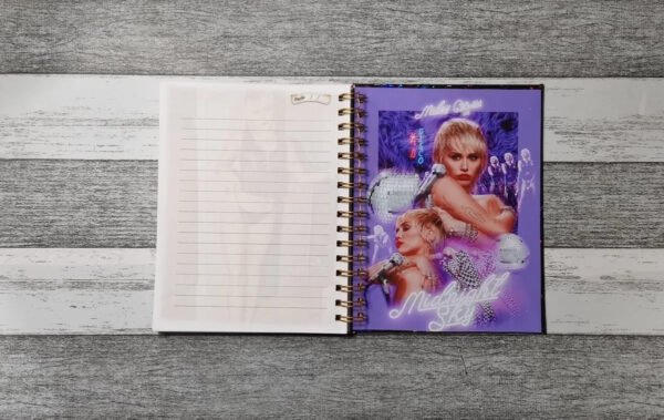 Cuaderno Miley Cyrus Holográfico Hojas Con Diseño Esquelas