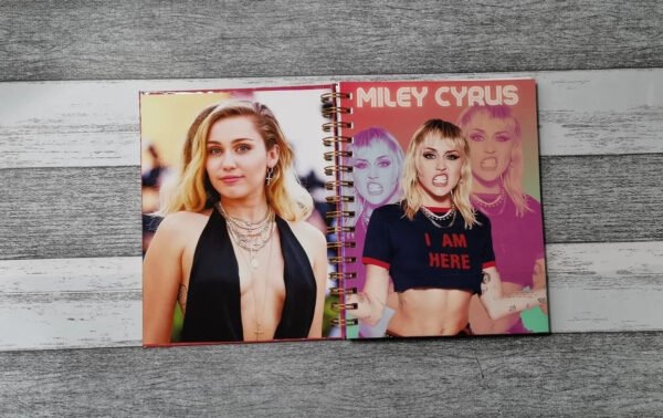 Cuaderno Miley Cyrus Holográfico Hojas Con Diseño Esquelas
