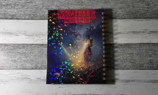 D_NQ_NP_2X_854834-MLC51992504434_102022-F Cuaderno Stranger Things Holográfico Con Esquelas Eleven