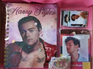 D_NQ_NP_2X_888305-MLC52221303976_102022-F Pack Harry Styles Exclusivo Cuaderno Holografico Polaroid