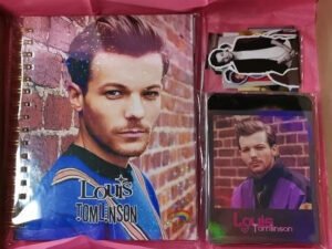 D_NQ_NP_2X_982271-MLC52221574051_102022-F Louis Tomlinson Pack Exclusivo Cuaderno Holografico Polaroid